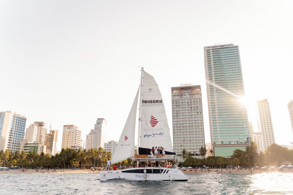 Du thuyền hạng sang Vega Yacht
